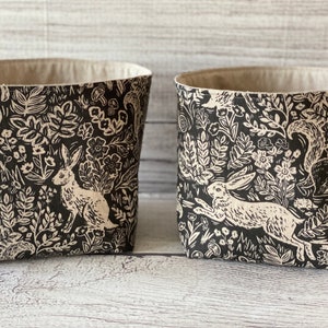 Cestino portaoggetti a forma di coniglio, regalo con decorazioni in stile bosco, contenitore in tessuto di cotone e lino, borsa Rifle Paper Co, organizer reversibile nero e marrone chiaro, favola su tela