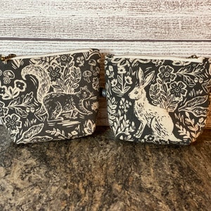 Mini marsupio con coniglio e scoiattolo, marsupio con cerniera in tela Wildwood, Rifle Paper Co, portamonete in lino e cotone, borsa con cerniera per gioielli, custodia da viaggio per auricolari EarPods