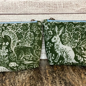 Wildwood Mini Zipper Pouch, Płócienna torba z królikiem, Portmonetka z lnu i bawełny, Rifle Paper Co, Mini kosmetyczka, Wiewiórka Torba na biżuterię, Etui na słuchawki EarPods