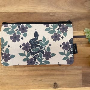 Cartera con cremallera de 7" con diseño de serpientes de jardín - Serigrafía