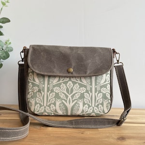 Petit sac messager en toile cirée hibou sauge et chêne - sacoche - sac en toile à rabat - bandoulière - tissu sérigraphié - vert sauge