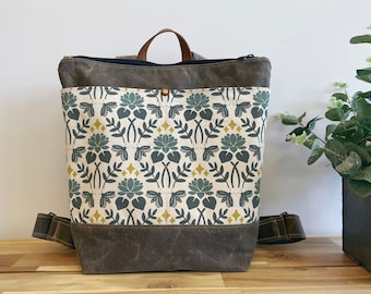 Lotus und Glühwürmchen Gewachster Canvas Rucksack - Canvas Tasche - Rucksack Geldbörse - Siebdruck - Blumen Stoff - Wasserabweisende Tasche