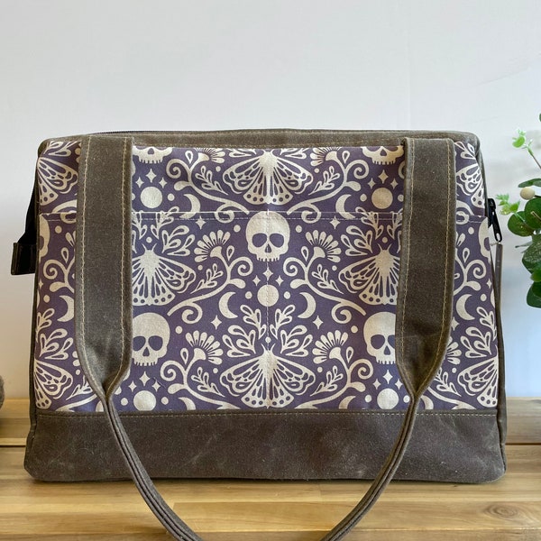 Bolsa para proyecto de tejido de lona encerada: Diseño místico de polilla y calavera