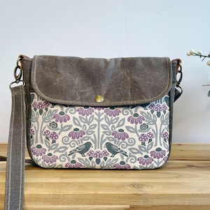 Petit sac messager en toile cirée corbeau et champignon - sacoche - sac en toile à rabat - bandoulière - tissu sérigraphié