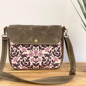 Petit sac messager rose en toile cirée Colibri et Weigela - Cartable - Sac en toile à rabat - Bandoulière - Tissu sérigraphié