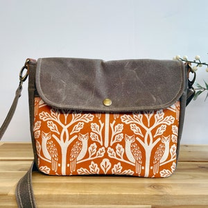 Petit sac messager en toile cirée hibou et chêne - sacoche - sac en toile à rabat - bandoulière - tissu sérigraphié