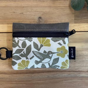 Minibolso con diseño de colibrí verde musgo y weigela - Estuche con cremallera - Cartera con cremallera - Serigrafiado - Estuche para auriculares