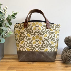 Bolsa de tejido de lona encerada serigrafiada con diseño de colibrí y weigela