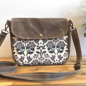 Petit sac messager en toile cirée hortensias, Susan aux yeux noirs et merle bleu - Cartable - Sac en toile à rabat - Bandoulière - Tissu sérigraphié