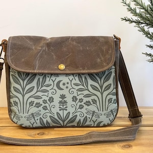 Petit sac messager en toile cirée sauge et clair de lune - sacoche - sac en toile à rabat - bandoulière - tissu sérigraphié - sac libellule