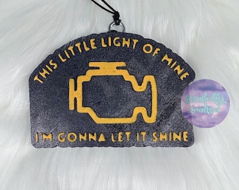 Luz de revisión del motor. Este pequeño ambientador para coche Light of Mine está hecho a medida. Tú eliges el color y el aroma.