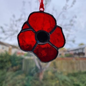 Stained Glass Poppy Suncatcher - A Memorial Garden and Home Decor Piece - A Nature-Inspired Gift to Honour