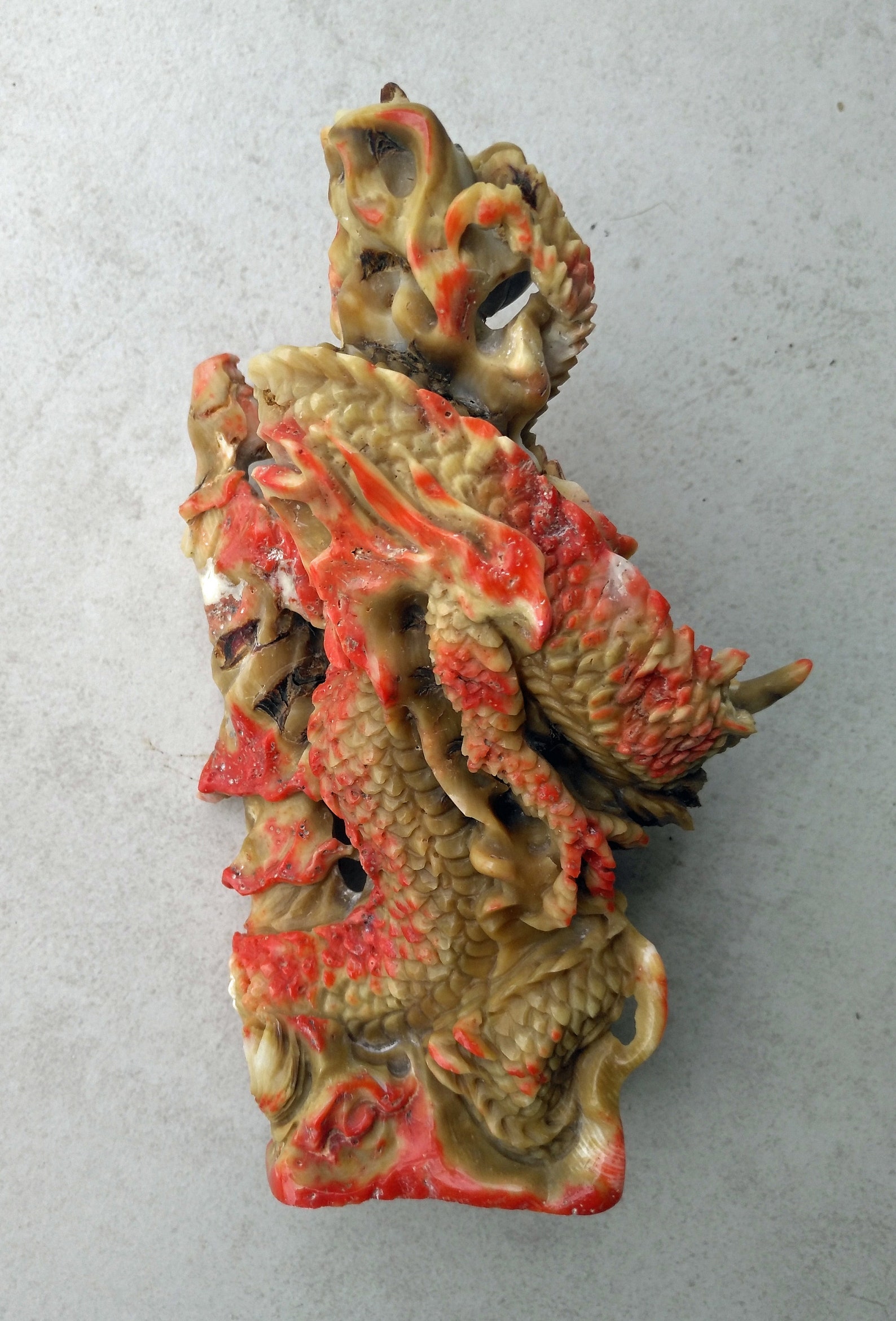 Kwan Li und Drachen Skulptur geschnitzt aus Korallen Fossil | Etsy