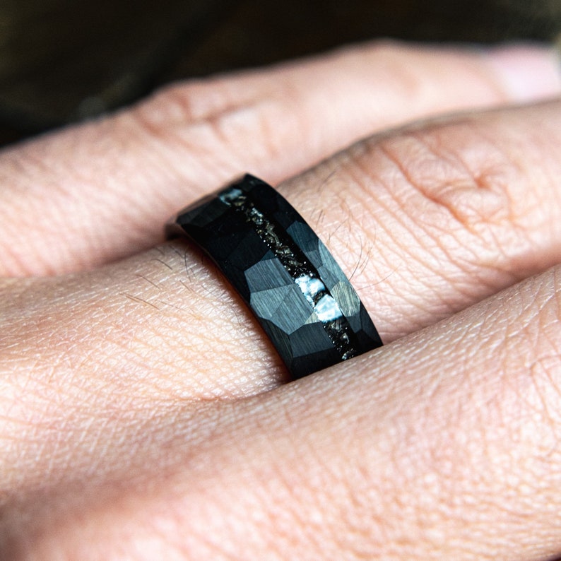 Paare Meteorit Eheringe Für Sie und Ihn Schwarz Gehämmerte Eheringe Versprechen Ringe Herren Meteorit Ehering Set Kent & Lois Bild 2