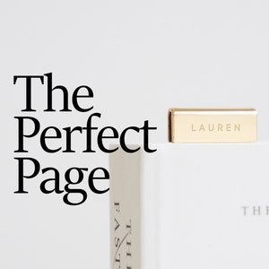 Marcapáginas de metal hecho con excepcional cuero cordobés de concha. Ideal para decorar tu estantería con una Biblia personalizada. Regalo de lujo grabado. El corazón perfecto.