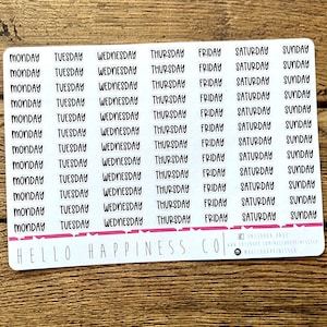Può includere: Un foglio di carta adesiva bianca con testo nero. Gli adesivi sono etichettati con i giorni della settimana: lunedì, martedì, mercoledì, giovedì, venerdì, sabato e domenica. Il testo "HELLO HAPPINESS CO." è stampato nella parte inferiore del foglio.
