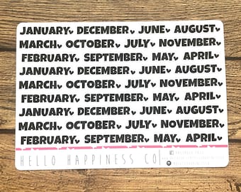 Könnte beinhalten: Ein weißes Blatt Papier mit schwarzem Text, der die Monate des Jahres in einem sich wiederholenden Muster auflistet. Der Text ist in einer fetten, serifenlosen Schriftart. Das Papier hat eine rosa Linie am unteren Rand mit dem Text "HELLO HAPPINESS CO" in Schwarz.