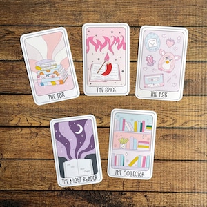 Pegatinas troqueladas de vinilo con cartas del tarot en colores pastel: opciones de superposición holográfica y brillante disponibles