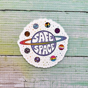 Etiqueta engomada de vinilo troquelada Safe Space: opciones de superposición holográfica y brillante disponibles