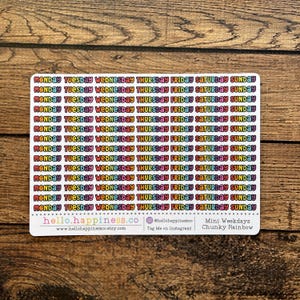 Puede incluir: Una hoja de pegatinas rectangular con los días de la semana en un patrón repetido. Cada día está escrito en una fuente audaz y colorida. La hoja de pegatinas tiene el texto "hello.happiness.co" y "Mini Weekdays Chunky Rainbow".