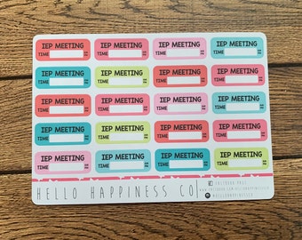 Könnte beinhalten: Ein Blatt mit bunten Aufklebern mit dem Text "IEP Meeting" und einem leeren Feld zum Eintragen der Uhrzeit. Die Aufkleber sind in Pink, Blau, Grün und Gelb. Der Text "HELLO HAPPINESS CO." befindet sich am unteren Rand des Blattes.