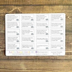 Puede incluir: Una hoja de pegatinas blanca con preguntas de diario en texto negro, diseñadas para la autorreflexión. Las preguntas tratan temas como el perdón, el cierre y seguir adelante. También incluye información del sitio web y redes sociales.