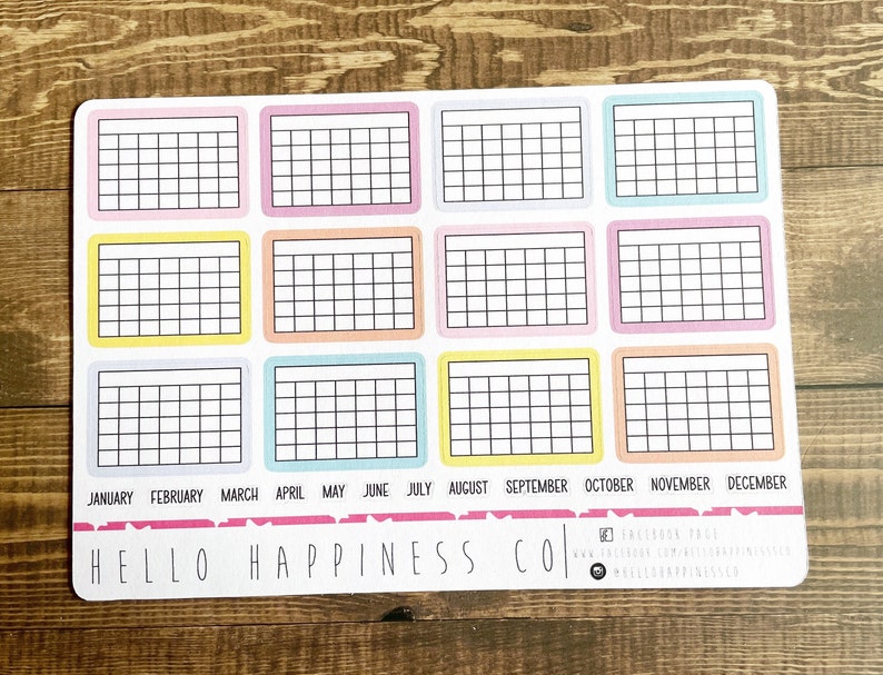 Pu&ograve; includere: Un planner mensile stampabile con 12 caselle colorate, ciascuna etichettata con un mese dell'anno. Il planner &egrave; progettato per tenere traccia delle abitudini, degli obiettivi o di altre attivit&agrave;.