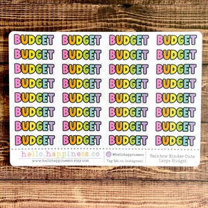 Puede incluir: Una hoja de pegatinas de colores arcoíris con la palabra "BUDGET" repetida 32 veces. Las pegatinas están dispuestas en cuatro filas de ocho pegatinas cada una. La parte inferior de la hoja incluye el texto "hello.happiness.co", "www.hellohappinessco.etsy.com", "@hellohappinessco", "Tag Me on Instagram!", "Rainbow Kinder Cute" y "Large Budget".