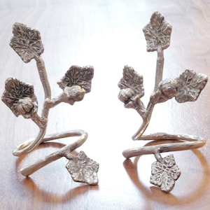 Juego de anillos para servilletas de metal vintage hechos a mano con diseño de hojas y bayas.