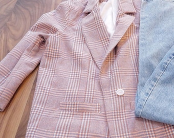 Op maat gemaakte wollen blazer met ruitpatroon, zijden voering, recht model.
