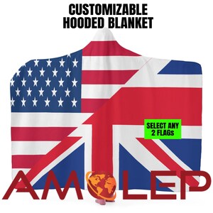 Könnte beinhalten: Personalisierbare Kapuzen-Decke mit den Flaggen der Vereinigten Staaten und Großbritanniens. Das Design ist hauptsächlich rot, weiß und blau. Der Text "CUSTOMIZABLE HOODED BLANKET" steht oben. Ein grünes Feld zeigt "SELECT ANY 2 FLAGS".