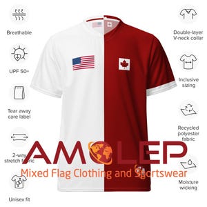 Puede incluir: Una camiseta blanca y roja de manga corta con las banderas estadounidense y canadiense. La camiseta tiene un cuello en V de doble capa, est&aacute; hecha de tejido de poli&eacute;ster reciclado y presenta el texto "AMOLEP Mixed Flag Clothing and Sportswear".