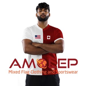 Puede incluir: Una camiseta dividida verticalmente, con el lado izquierdo blanco con la bandera estadounidense y el lado derecho rojo con la bandera canadiense. El texto "AMOLEP Mixed Flag Clothing and Sportswear" es visible.