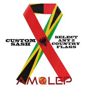 Könnte beinhalten: Ein rotes, schwarzes und gelbes Schleifenband mit den Flaggen Albaniens und Jamaikas. Das Band ist zu einer Schleife gebunden und der Text "CUSTOM SASH" und "SELECT ANY 2 COUNTRY FLAGS" ist auf dem Band aufgedruckt. Der Text "AMOLEP" ist am unteren Rand des Bandes aufgedruckt.