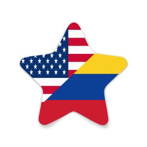 Könnte beinhalten: Ein sternförmiger Aufkleber mit den Flaggen der Vereinigten Staaten und Kolumbiens. Die amerikanische Flagge zeigt rote und weiße Streifen und weiße Sterne auf blauem Grund. Die kolumbianische Flagge hat gelbe, blaue und rote Abschnitte.