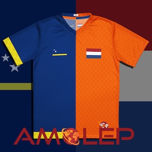 Op de afbeelding: Een blauw en oranje voetbalshirt met een V-hals. De linkerkant is blauw met een gele streep en sterren, de rechterkant is oranje met een Nederlandse vlag. Het shirt heeft de tekst "AMOLEP" onderaan.