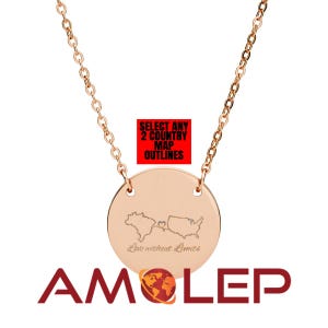 Könnte beinhalten: Halskette aus Roségold mit einem kreisförmigen Anhänger. Der Anhänger zeigt Umrisse von zwei Ländern, ein Herzsymbol und die Worte "Love without Limits". Der Text "SELECT ANY 2 COUNTRY MAP OUTLINES" befindet sich in einem roten Feld. Der Markenname "AMOLEP" steht unten.