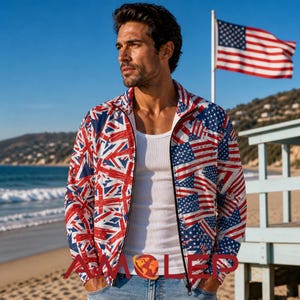 Könnte beinhalten: Eine rot-weiß-blaue Jacke mit Reißverschluss und einem Muster aus amerikanischen und britischen Flaggen. Die Jacke wird über einem weißen Unterhemd getragen. Der Text "AMOLEP" ist unten im Bild zu sehen.
