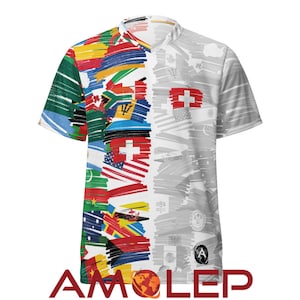 Może przedstawiać: Biała koszulka z kolorowym wzorem flag z całego świata po lewej stronie i białym wzorem po prawej stronie. Wzór po lewej stronie zawiera flagę Szwajcarii.