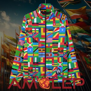 Peut inclure: Une veste zippée bleue et verte avec un motif de drapeaux de différents pays du monde. La veste a une fermeture éclair noire et un col noir.