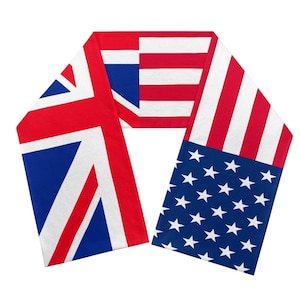 Könnte beinhalten: Ein rot-weiß-blauer Schal mit den amerikanischen und britischen Flaggen darauf gedruckt. Der Schal ist in der Mitte gefaltet, mit der amerikanischen Flagge auf der einen Seite und der britischen Flagge auf der anderen.