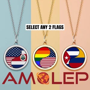Op de afbeelding: Drie kettinghangers met ronde bedels met vlagontwerpen. Eén hanger combineert de Amerikaanse en Costa Ricaanse vlag, een andere de Amerikaanse en regenboogvlag, en de derde Cuba en Colombia. De tekst "SELECT ANY 2 FLAGS" wordt weergegeven.