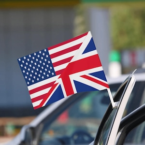 Può includere: Una piccola bandiera che combina i disegni degli Stati Uniti e del Regno Unito. La bandiera fonde le stelle e le strisce americane con la Union Jack britannica, montata su un'asta bianca e fissata al finestrino di un'auto.