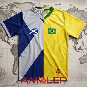 Könnte beinhalten: Ein geteiltes Fußballtrikot mit den Flaggen von Schottland und Brasilien. Die linke Seite ist blau und grau mit der schottischen Flagge, während die rechte Seite gelb mit der brasilianischen Flagge ist. Das Trikot hat einen V-Ausschnitt und kurze Ärmel.