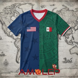 Könnte beinhalten: Ein geteiltes T-Shirt mit den Flaggen der Vereinigten Staaten und Mexikos. Die linke Seite ist marineblau mit Sternen und der US-Flagge, während die rechte Seite grün mit einer mexikanischen Flagge und aztekischen Mustern ist. Das Shirt hat einen roten und weißen Besatz.