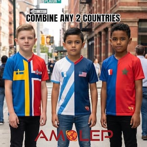 Pode incluir: Três crianças vestindo camisas de futebol com designs de bandeiras de países combinados. As camisas apresentam bandeiras da Suécia/Noruega, Guatemala/EUA e França/Marrocos. O texto "COMBINE ANY 2 COUNTRIES" é exibido no topo.