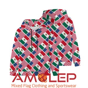 Könnte beinhalten: Zwei Kapuzenpullover mit einem sich wiederholenden Muster der amerikanischen und mexikanischen Flaggen. Das Design weist rote, weiße, blaue und grüne Farben auf. Die Sweatshirts werden auf weißem Hintergrund präsentiert. Der Text "AMOLEP Mixed Flag Clothing and Sportswear" steht unten.