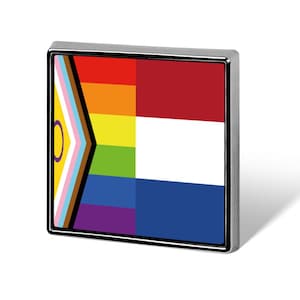 Könnte beinhalten: Eine Metallstifte mit einer Kombination aus der Progress Pride Flagge und der niederländischen Flagge. Die Progress Pride Flagge befindet sich auf der linken Seite des Stifts und zeigt einen Chevron mit sechs Farbstreifen: hellrosa, hellblau, weiß, braun, schwarz und lila. Der Chevron ist mit einem gelben Kreis gekrönt, der einen lila Kreis enthält. Die niederländische Flagge befindet sich auf der rechten Seite des Stifts und zeigt drei horizontale Streifen in Rot, Weiß und Blau.