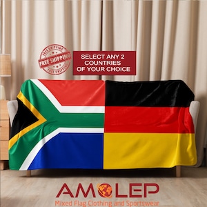 Pode incluir: Uma manta com as bandeiras da África do Sul e da Alemanha. A manta está colocada sobre um sofá com tecido bege. O texto "SELECT ANY 2 COUNTRIES OF YOUR CHOICE" é exibido acima da manta. O texto "AMOLEP Mixed Flag Clothing and Sportswear" é exibido abaixo da manta.