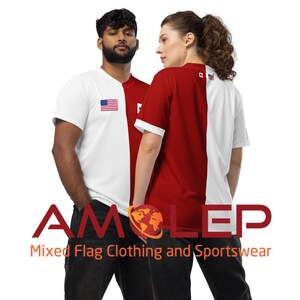 Puede incluir: Dos personas vistiendo camisetas de dise&ntilde;o dividido. Un lado es blanco con una peque&ntilde;a bandera estadounidense, el otro es rojo. Las camisetas tienen el texto "AMOLEP" y "Mixed Flag Clothing and Sportswear" en la imagen.